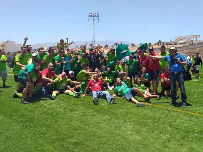 El equipo y seguidores celebran el ascenso en el campo de Melenara (Foto FD)